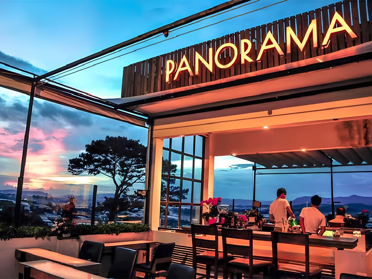 Thưởng thức cà phê và chiêm ngưỡng khung cảnh hoàng hôn tại Panorama Cafe là trải nghiệm được nhiều du khách yêu thích. (Nguồn: Sưu tầm)