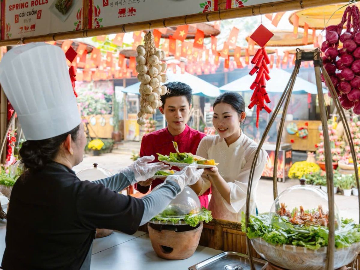 Chợ Quê tái hiện không gian chợ Việt truyền thống với nhiều món ăn đậm đà hương vị quê nhà. (Nguồn: Sưu tầm)