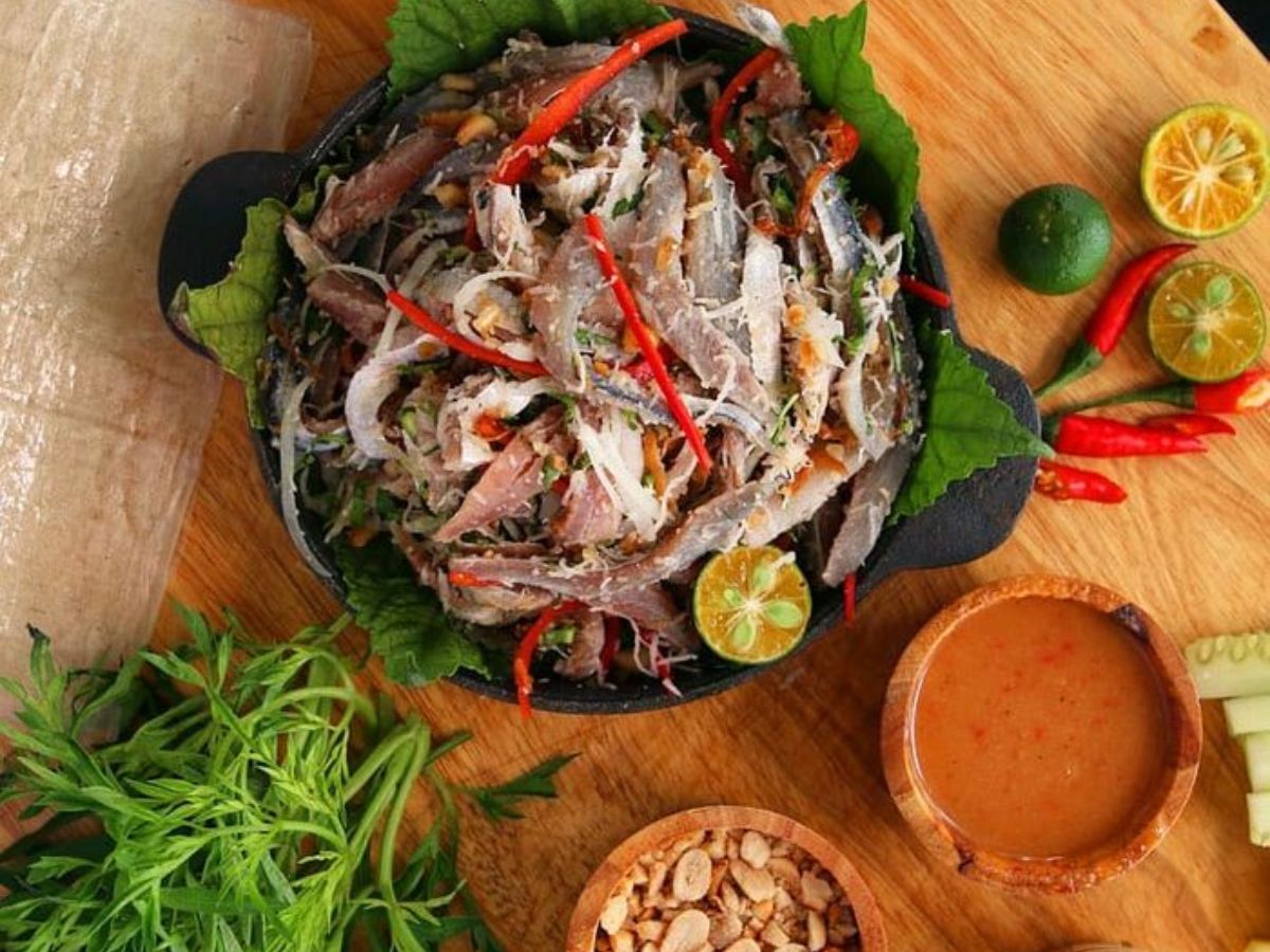 Gỏi cá trích là đặc sản nổi tiếng của Phú Quốc với hương vị tươi ngon, thanh mát và đậm đà. (Nguồn: Sưu tầm)