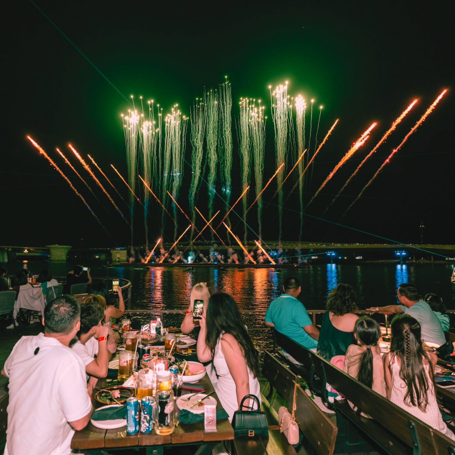 Sunset Town rực rỡ về đêm những show diễn nghệ thuật đặc sắc bên bờ biển. (Nguồn: Sưu tầm)