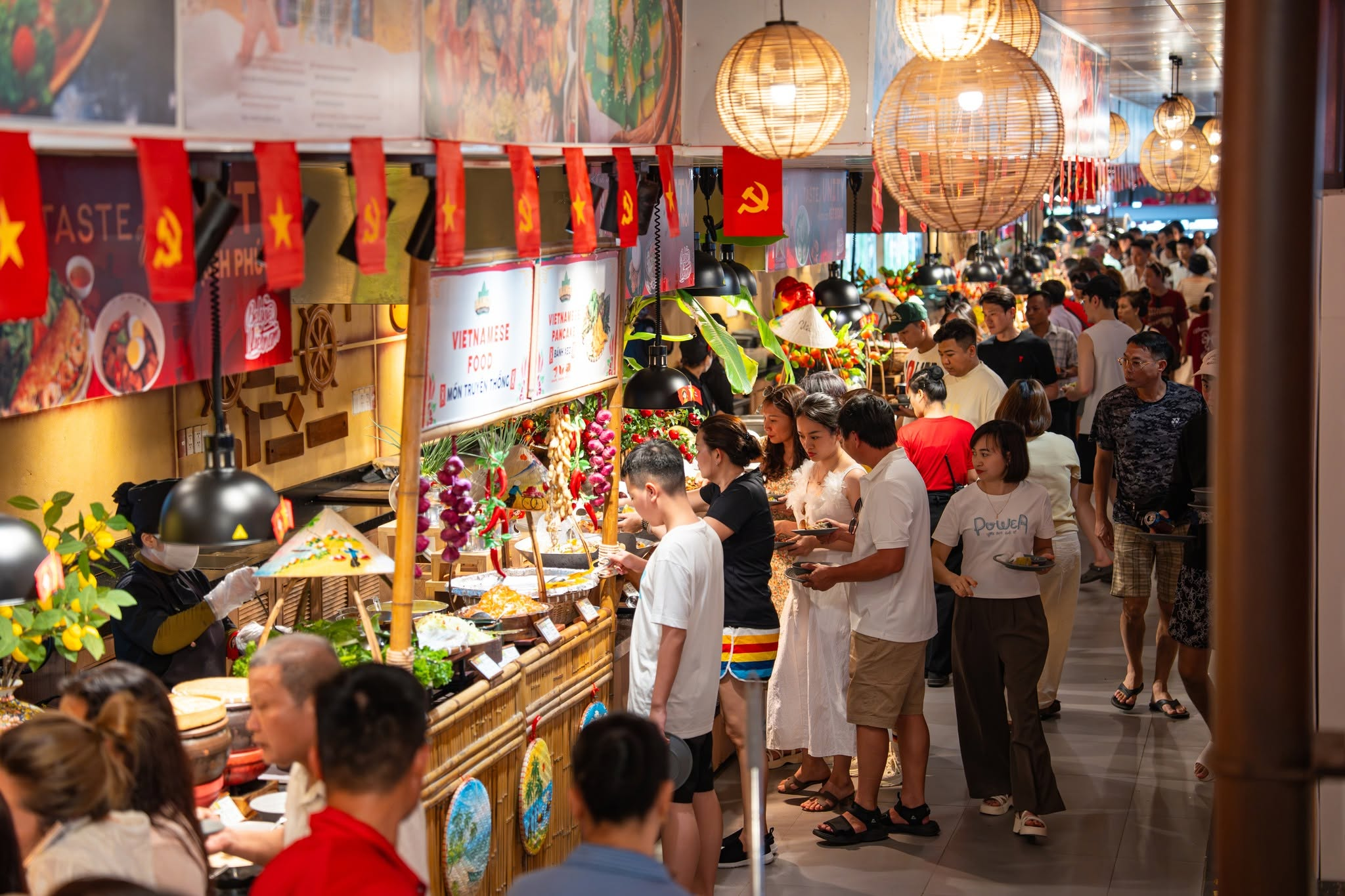Du khách thưởng thức bữa trưa ngon miệng và tiện lợi tại nhà hàng buffet Mango. (Nguồn: Sưu tầm)