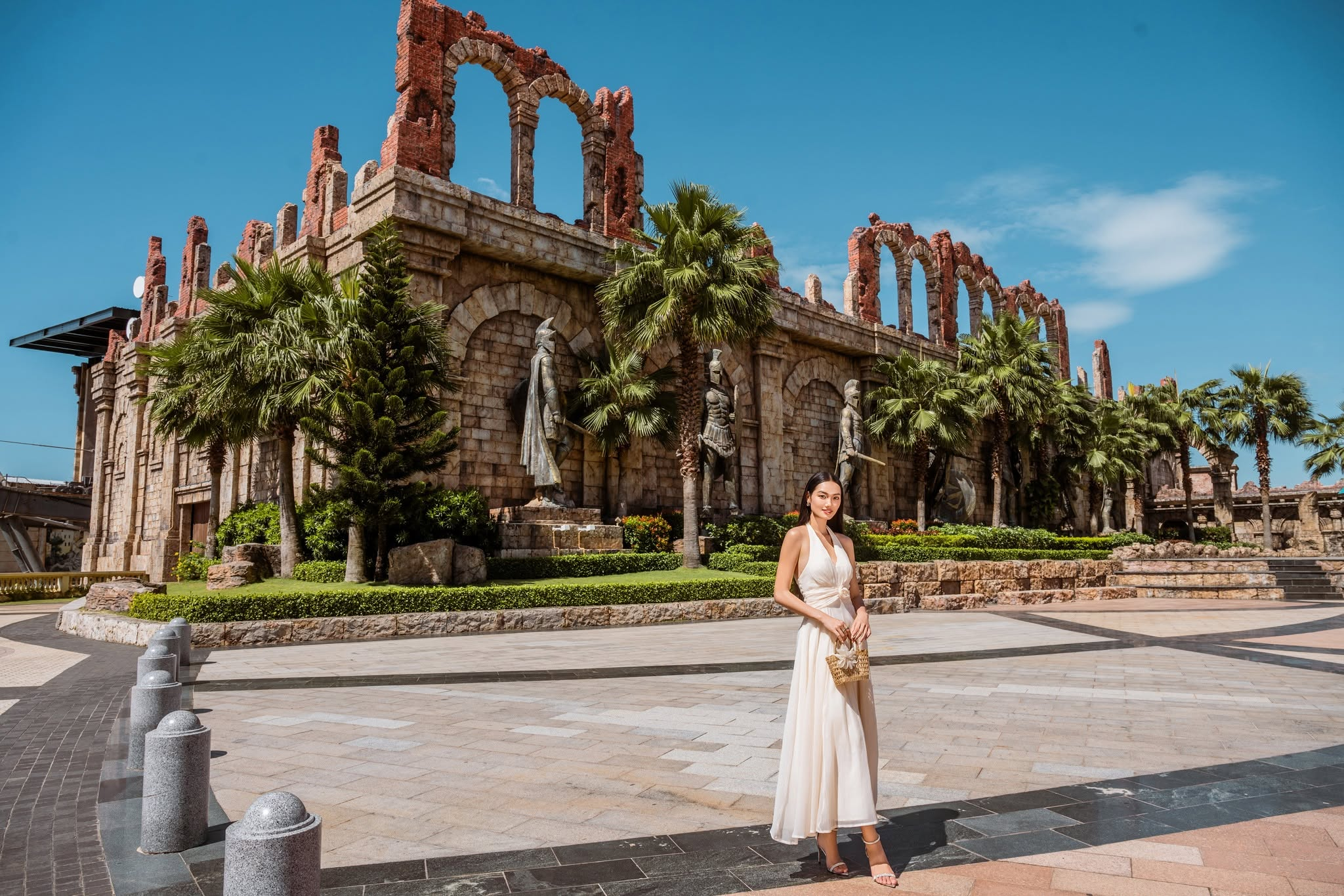 Ga cáp treo Ánh Dương với kiến trúc La Mã cổ đại, nơi du khách bắt đầu hành trình khám phá Sun World Hon Thom. (Nguồn: Sưu tầm)