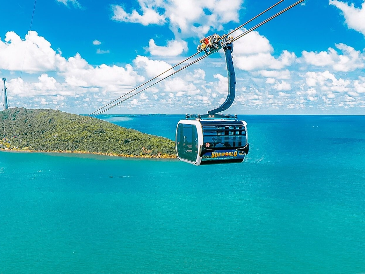 Du khách ngắm nhìn biển đảo An Thới hùng vĩ từ cabin cáp treo