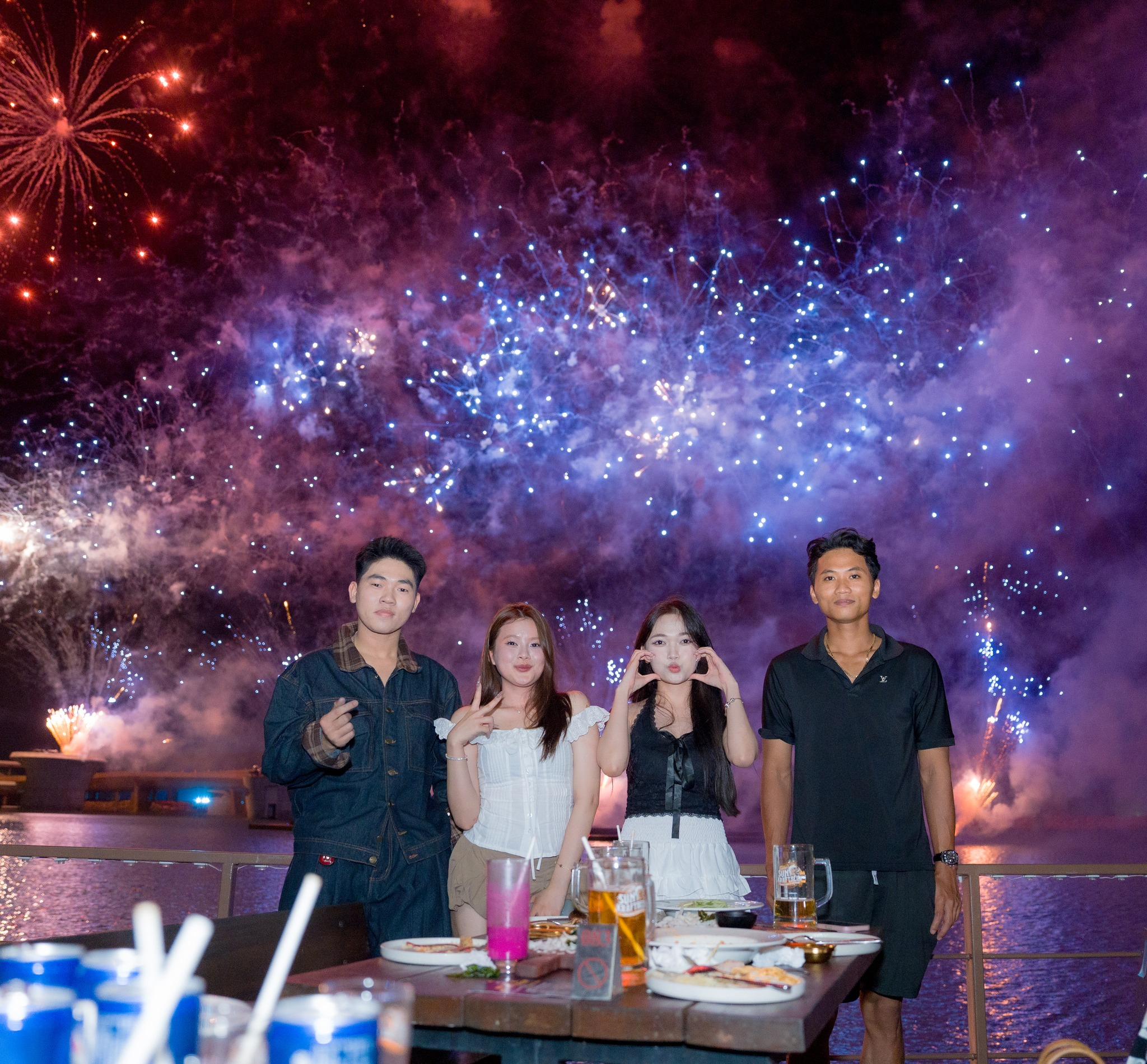 Pháo hoa của show Bản giao hưởng đại dương như thắp sáng cả vùng trời Nam đảo