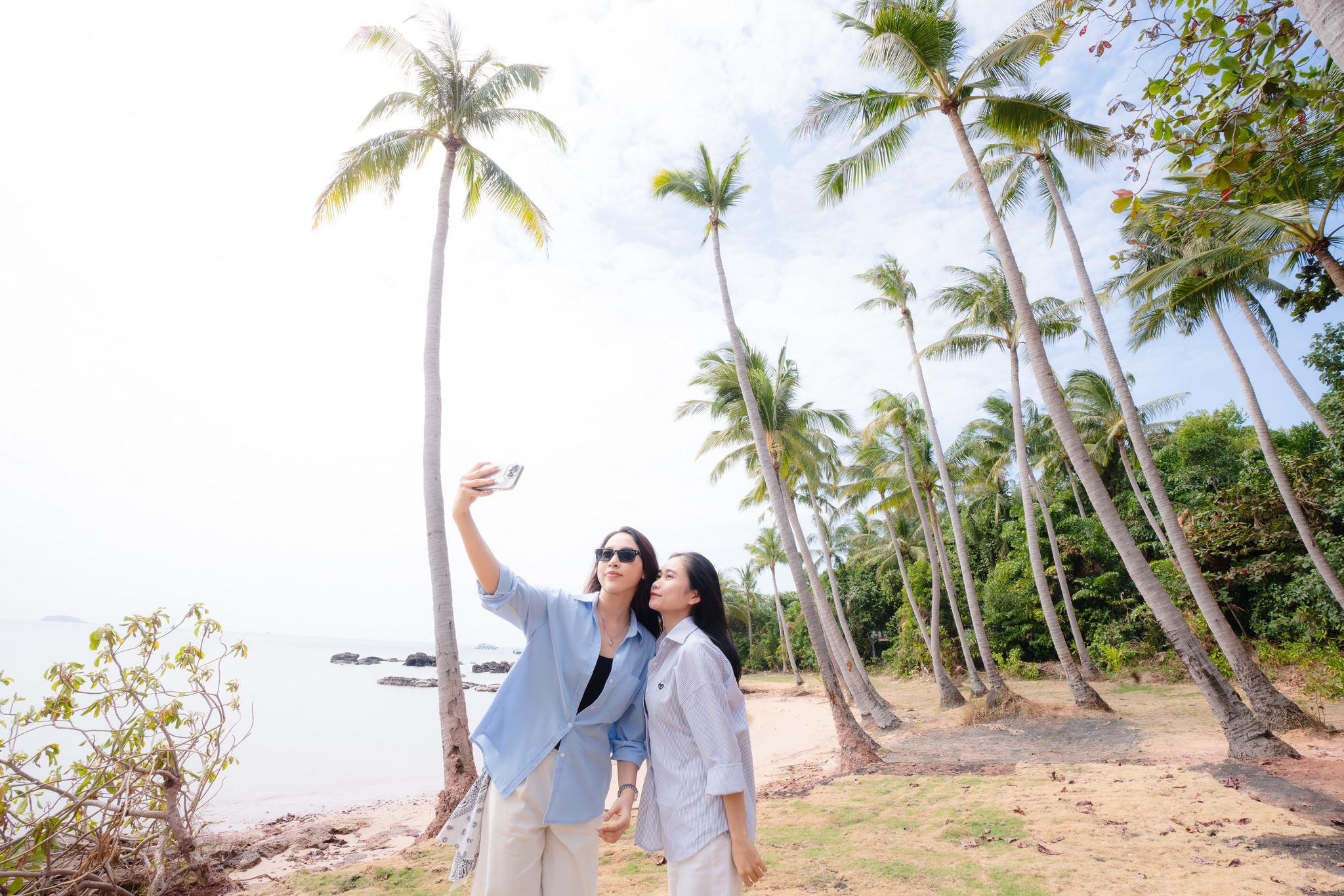 Du khách nên đeo kính râm và bôi kem chống nắng khi tham gia các hoạt động vui chơi ngoài trời tại Bãi Sao