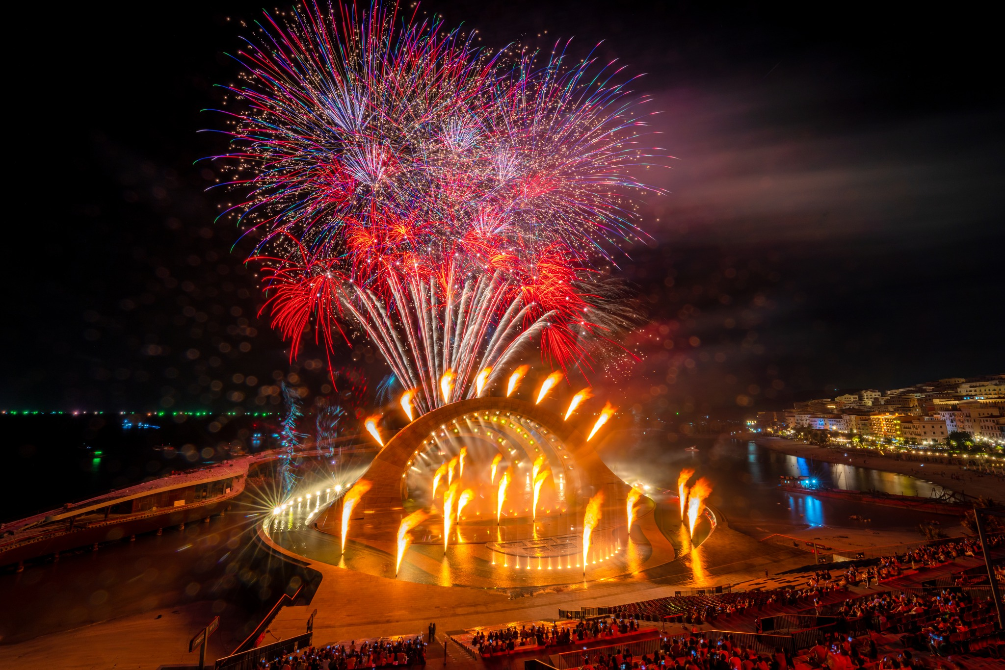 Pháo hoa rực rỡ của show Nụ hôn của biển cả