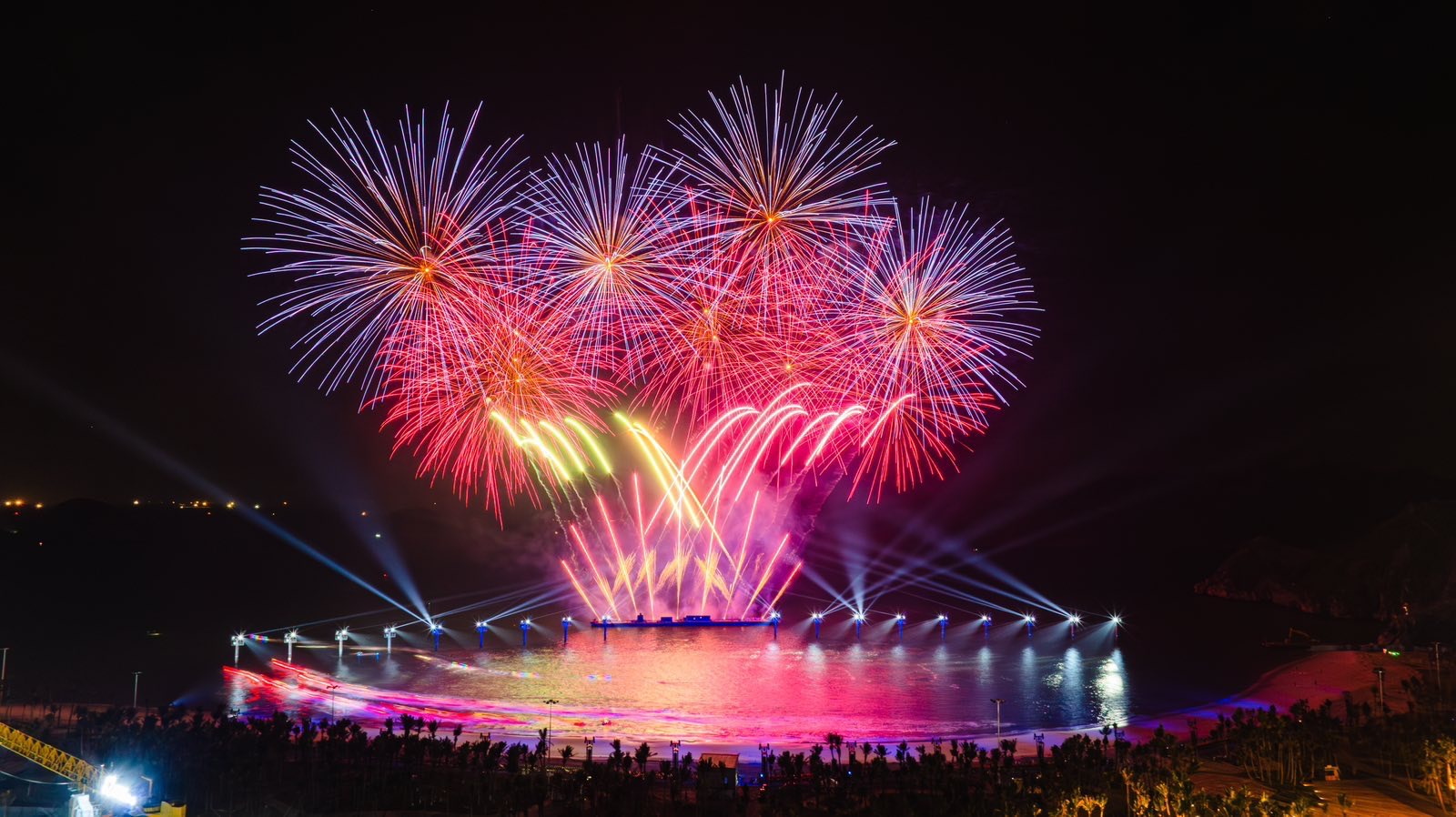 Pháo hoa hoành tráng trong show Bản giao hưởng đại dương