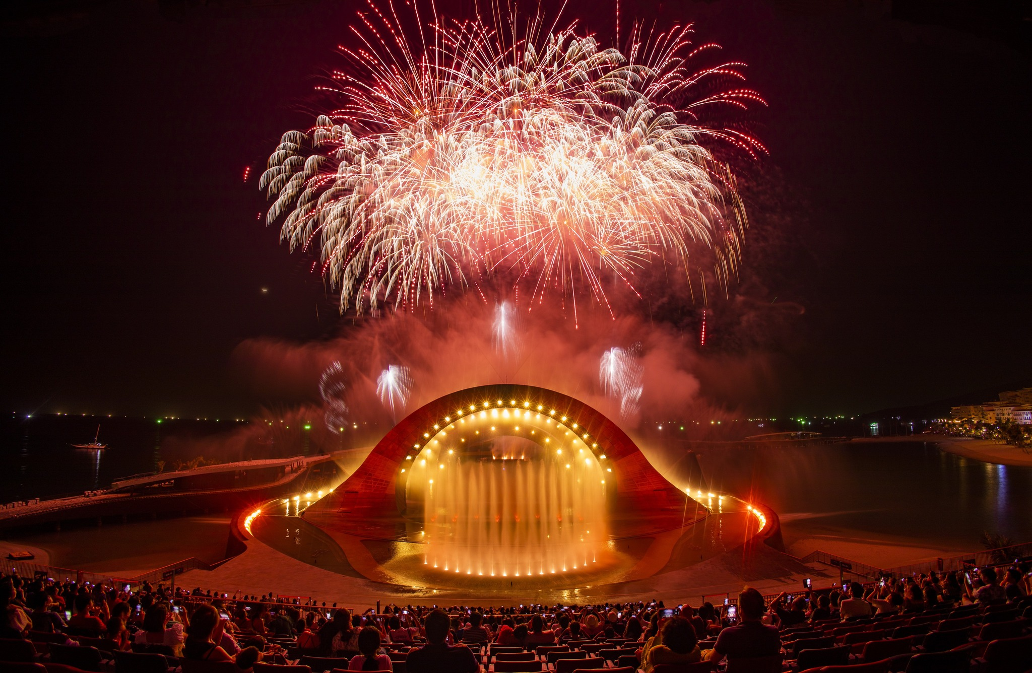 Sân khấu độc đáo của của show Nụ hôn của biển cả - Kiss of the Sea