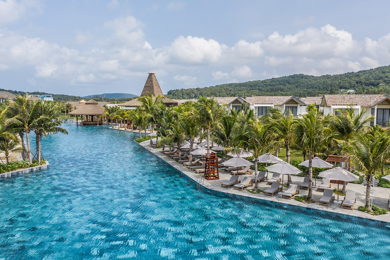 New World Phú Quốc Resort lại mang đến một hơi thở hoàn toàn khác biệt với hồ bơi vô cực dài tới 120 mét. (Ảnh: Sưu tầm)