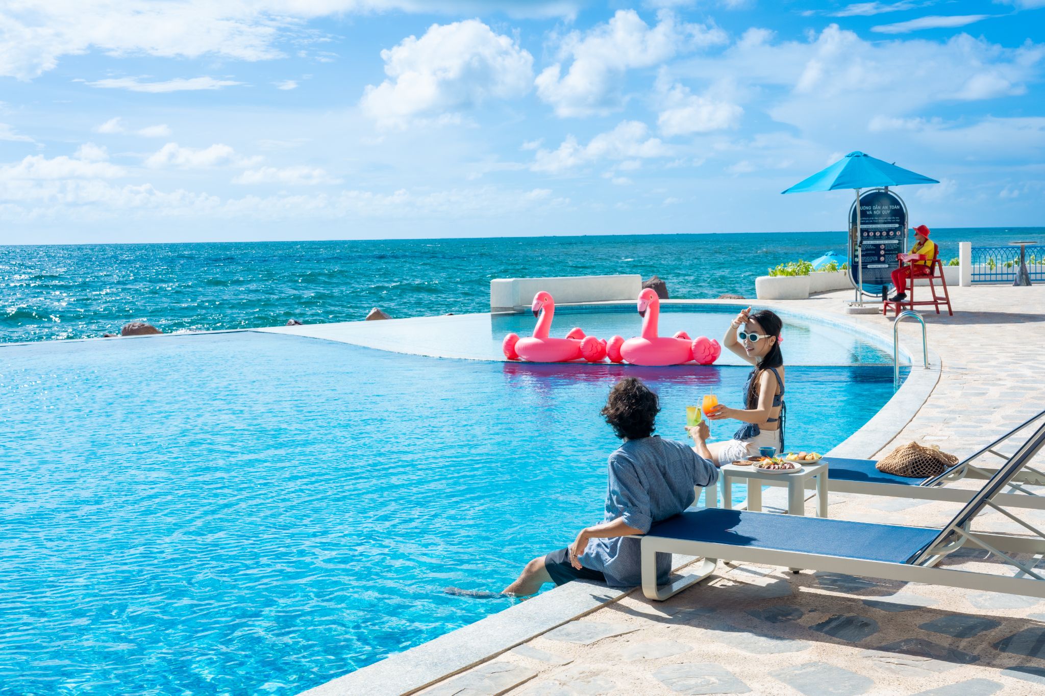 Các beach club mang phong cách Địa Trung Hải ngày càng được du khách yêu thích. (Ảnh: Sưu tầm)