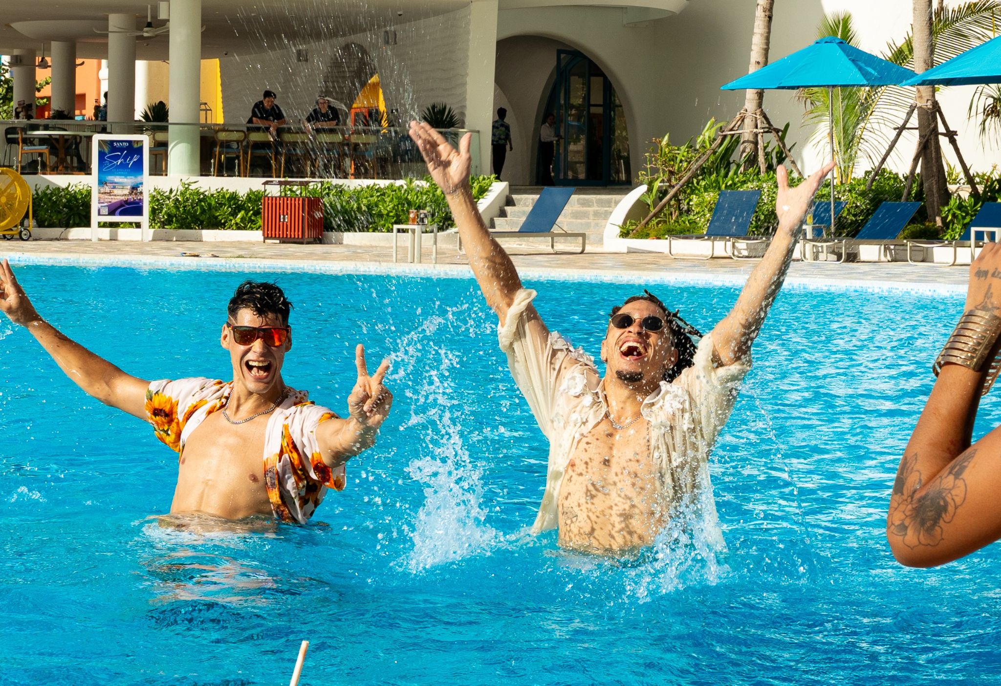 Xu hướng nghe tropical music Phú Quốc bên bờ biển đang được rất nhiều người yêu thích. (Ảnh: Sưu tầm)