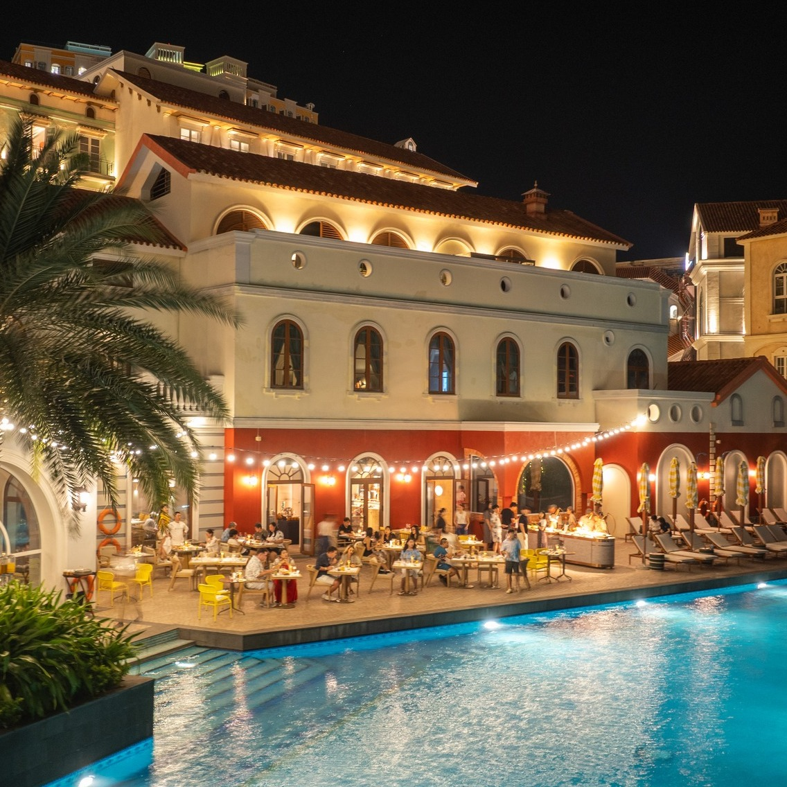La Festa Phu Quoc, Curio Collection by Hilton sở hữu vị trí đắc địa tại trung tâm Thị trấn Hoàng Hôn