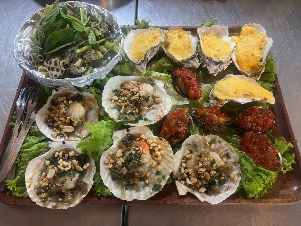 Du khách không nên bỏ lỡ cơ hội thưởng thức những món hải sản tươi ngon tại Hòn Móng Tay