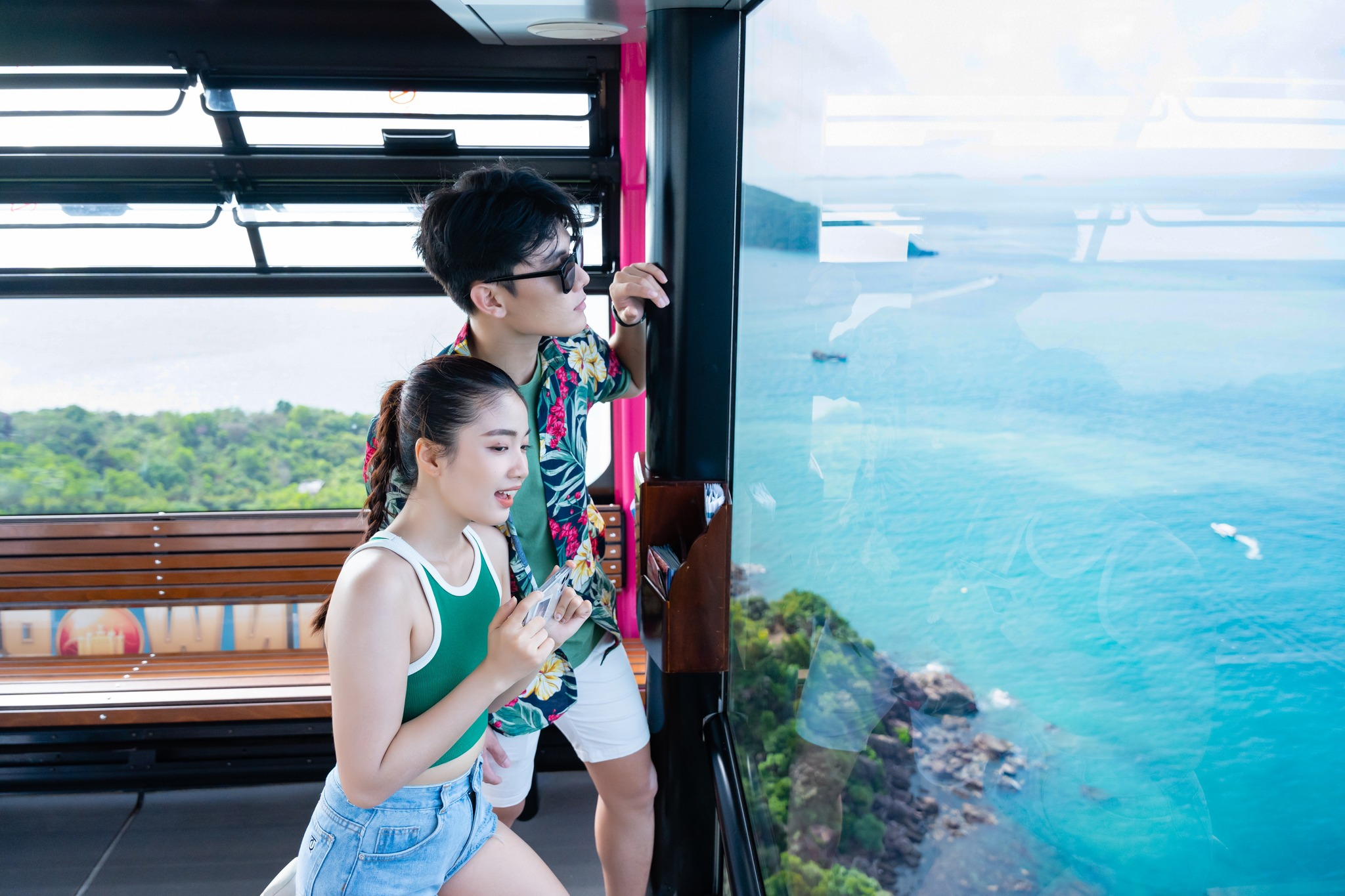 Du khách có thể di chuyển nhanh chóng và tiện lợi ra đảo Hòn Thơm bằng cáp treo