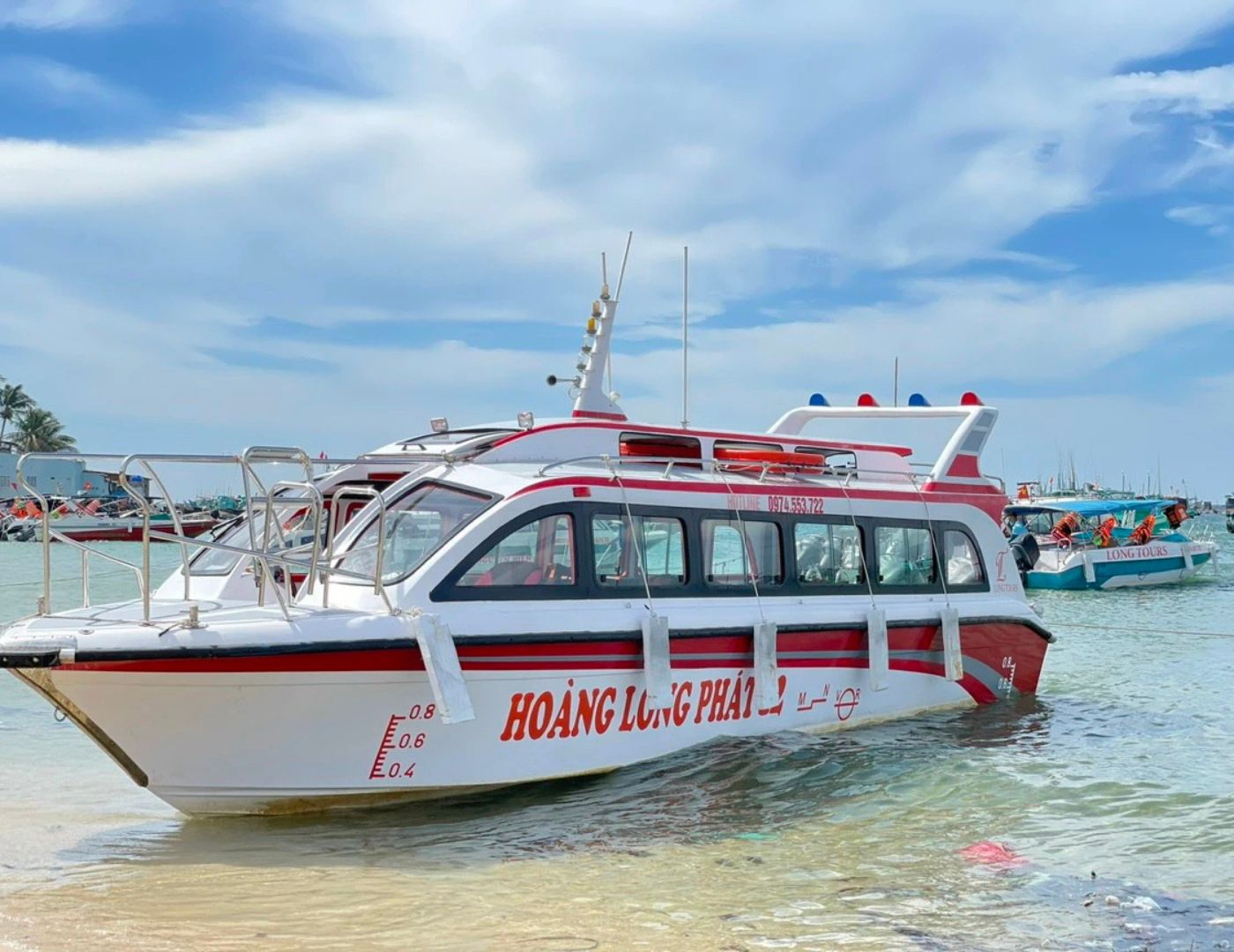 Du khách có thể di chuyển đến Hòn Móng Tay nhanh chóng bằng cano cao tốc