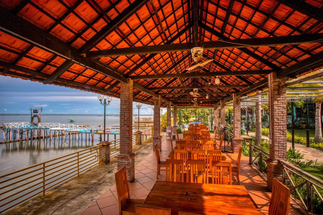 Quán Biển Xanh với view ăn hải sản hướng ra vùng biển thoáng đãng