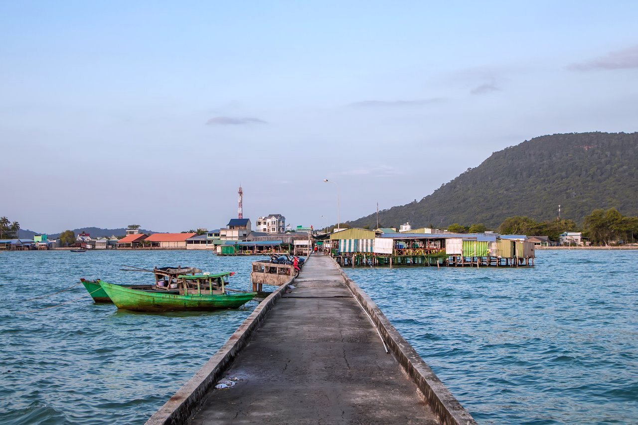 Du khách có thể mua ghẹ tươi sống ngay tại chợ Hàm Ninh