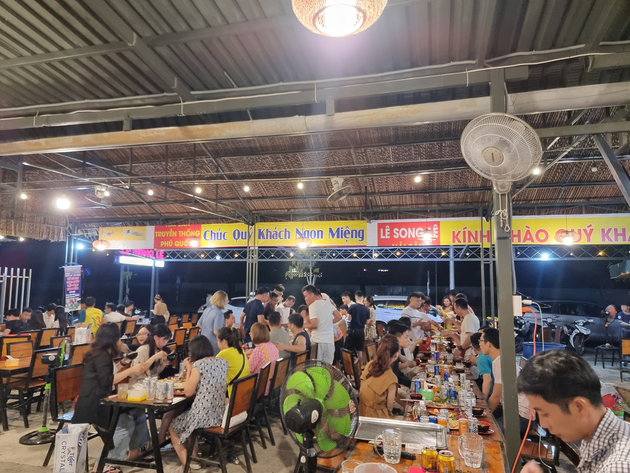 Nhà bè Song Lê thu hút đông đảo du khách đến thưởng thức hải sản tươi ngon