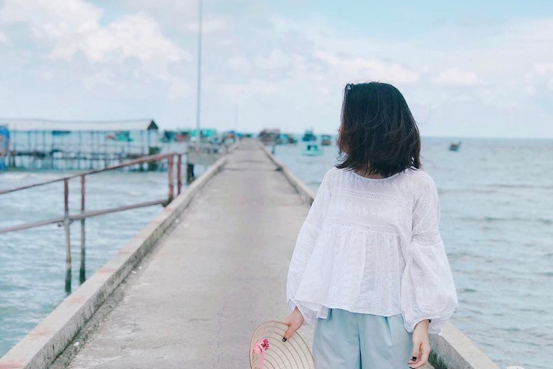 Du khách check-in với khung cảnh yên bình tại làng chài Hàm Ninh