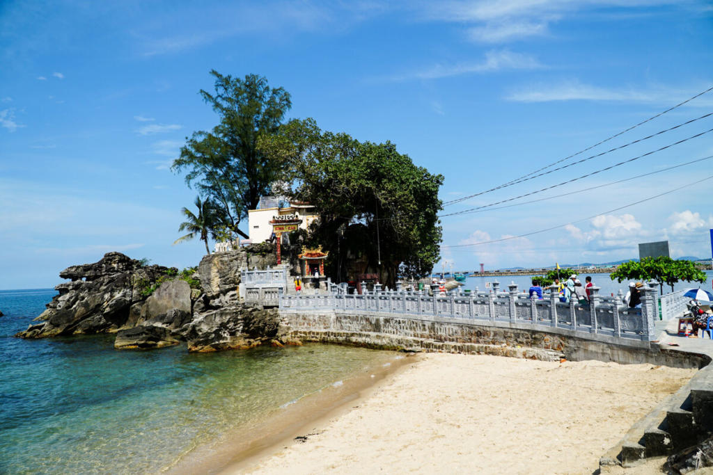 Dinh Cậu tọa lạc trên một ghềnh đá nhô ra biển