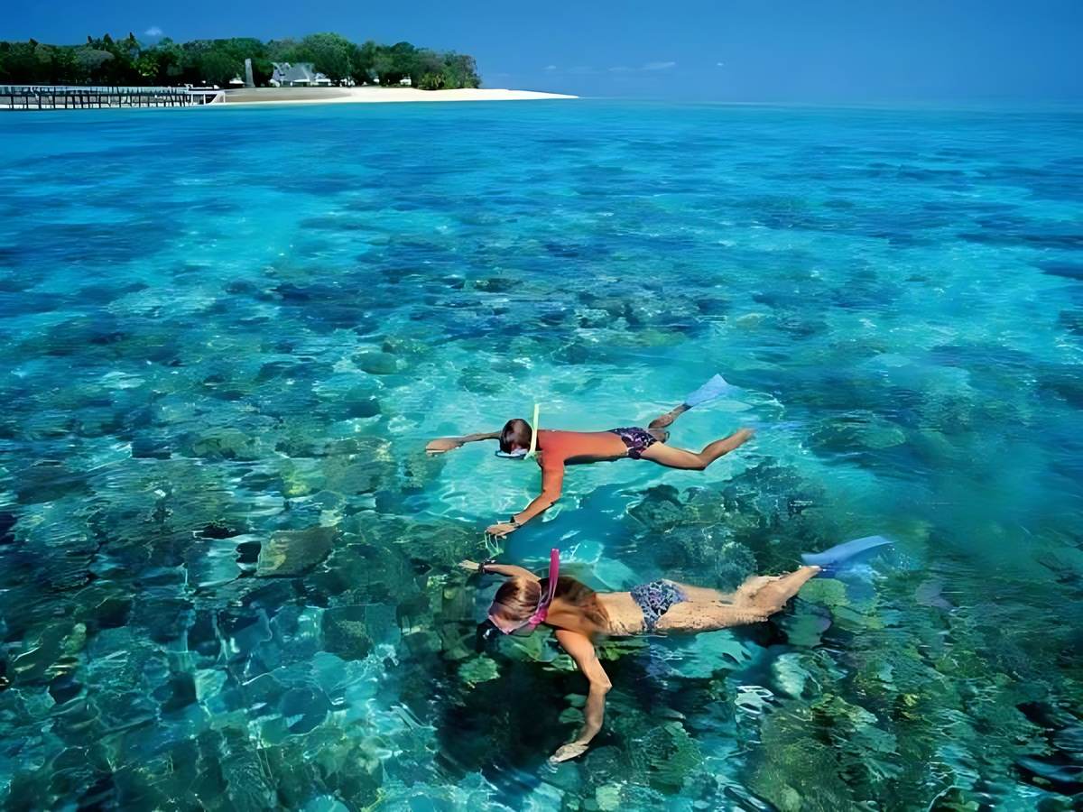 Hoạt động chèo kayak, paddle board, lặn ngắm san hô an toàn cho gia đình.