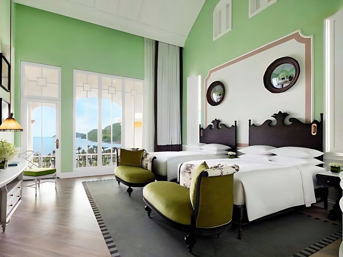 Phòng Deluxe Emerald Bay có ban công hướng biển, nội thất sáng và hiện đại.