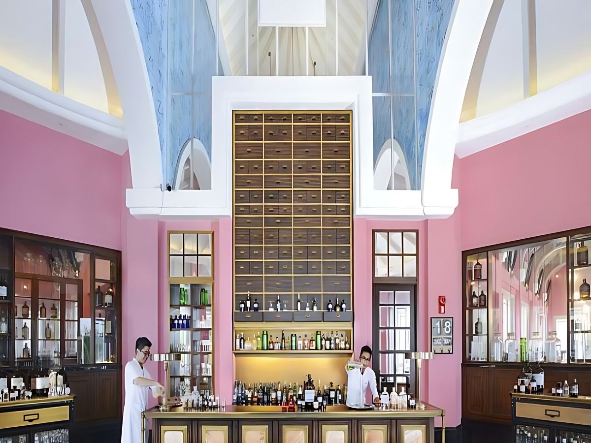 Concept phòng thí nghiệm, cocktail sáng tạo và không gian nghệ thuật khác biệt.