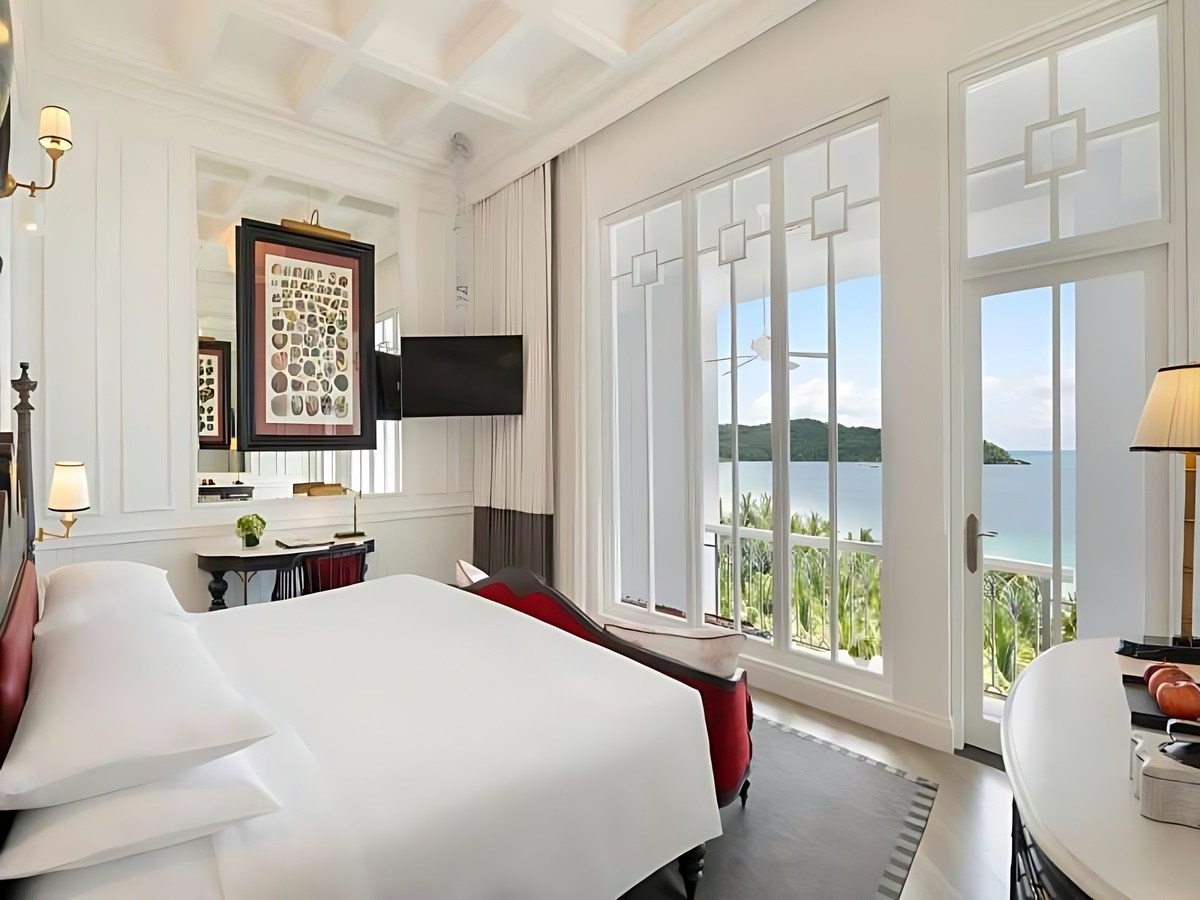 Phòng Deluxe Emerald Bay có nội thất nghệ thuật.