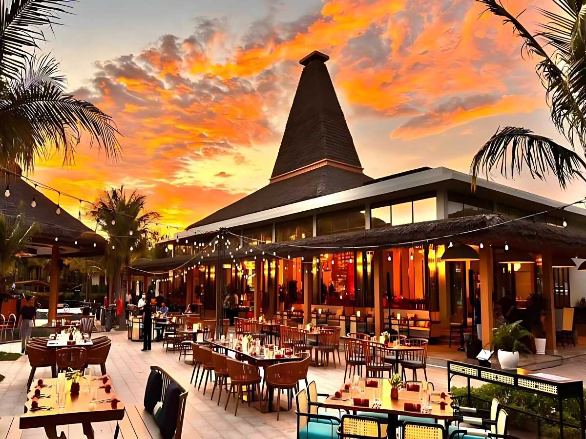 New World Phu Quoc gần Sunset Town, ban ngày yên tĩnh, buổi tối dễ dàng tham gia giải trí.