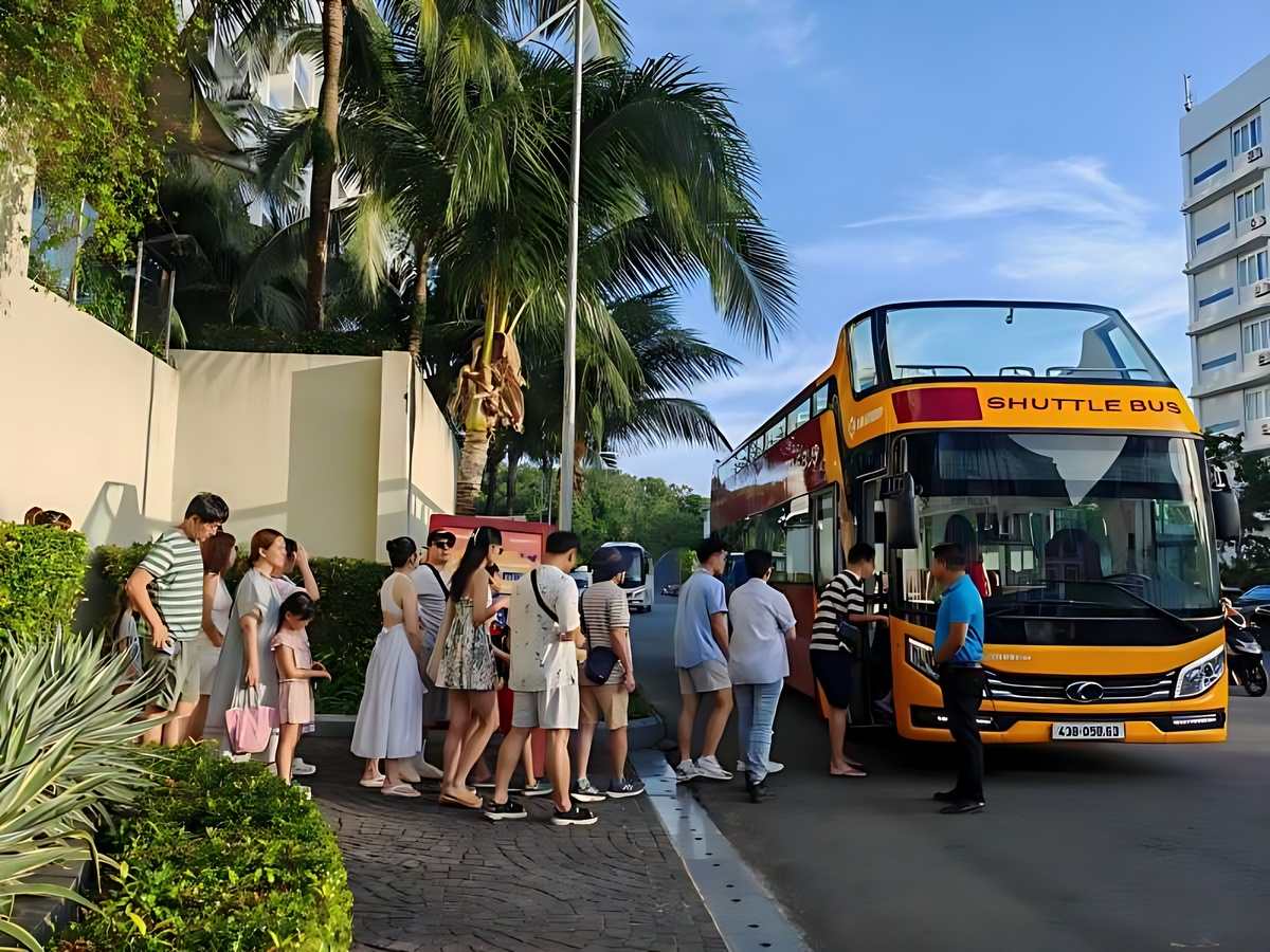 Bãi Kem có xe điện nội khu, xe đưa đón tiện lợi, tiết kiệm chi phí di chuyển.