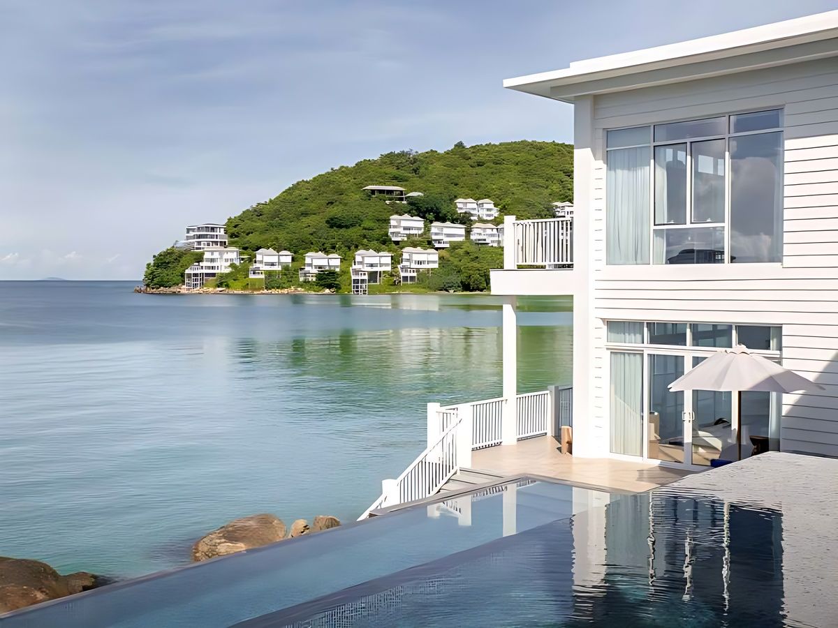 Beachfront Villa Phu Quoc sát biển tầm nhìn vịnh Thái Lan trải nghiệm nghỉ dưỡng đặc biệt.