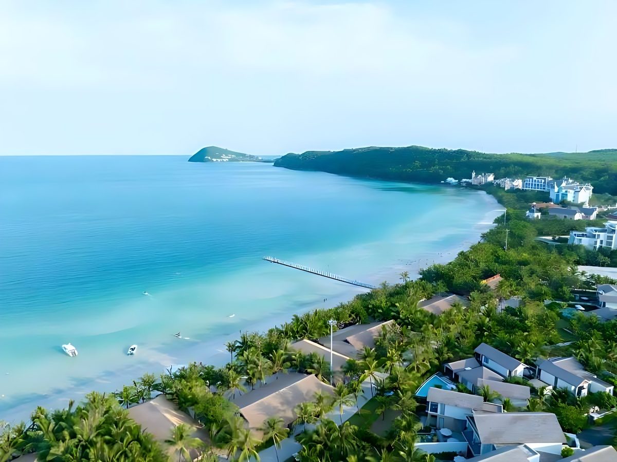 Vị trí thuận tiện gần sân bay với bãi biển riêng yên tĩnh.