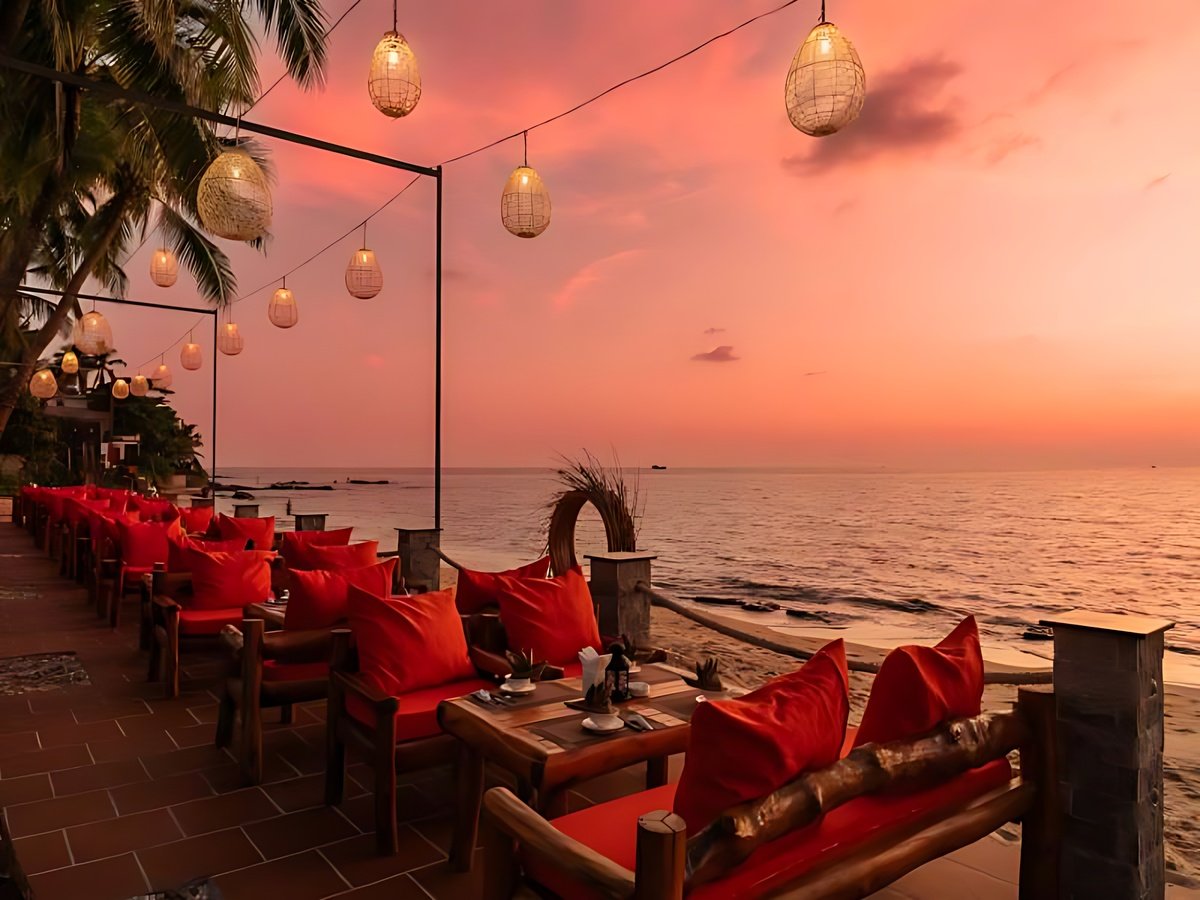 Khách sạn Nam đảo Phú Quốc có rooftop bar, hồ bơi vô cực ngắm biển chiều lãng mạn.