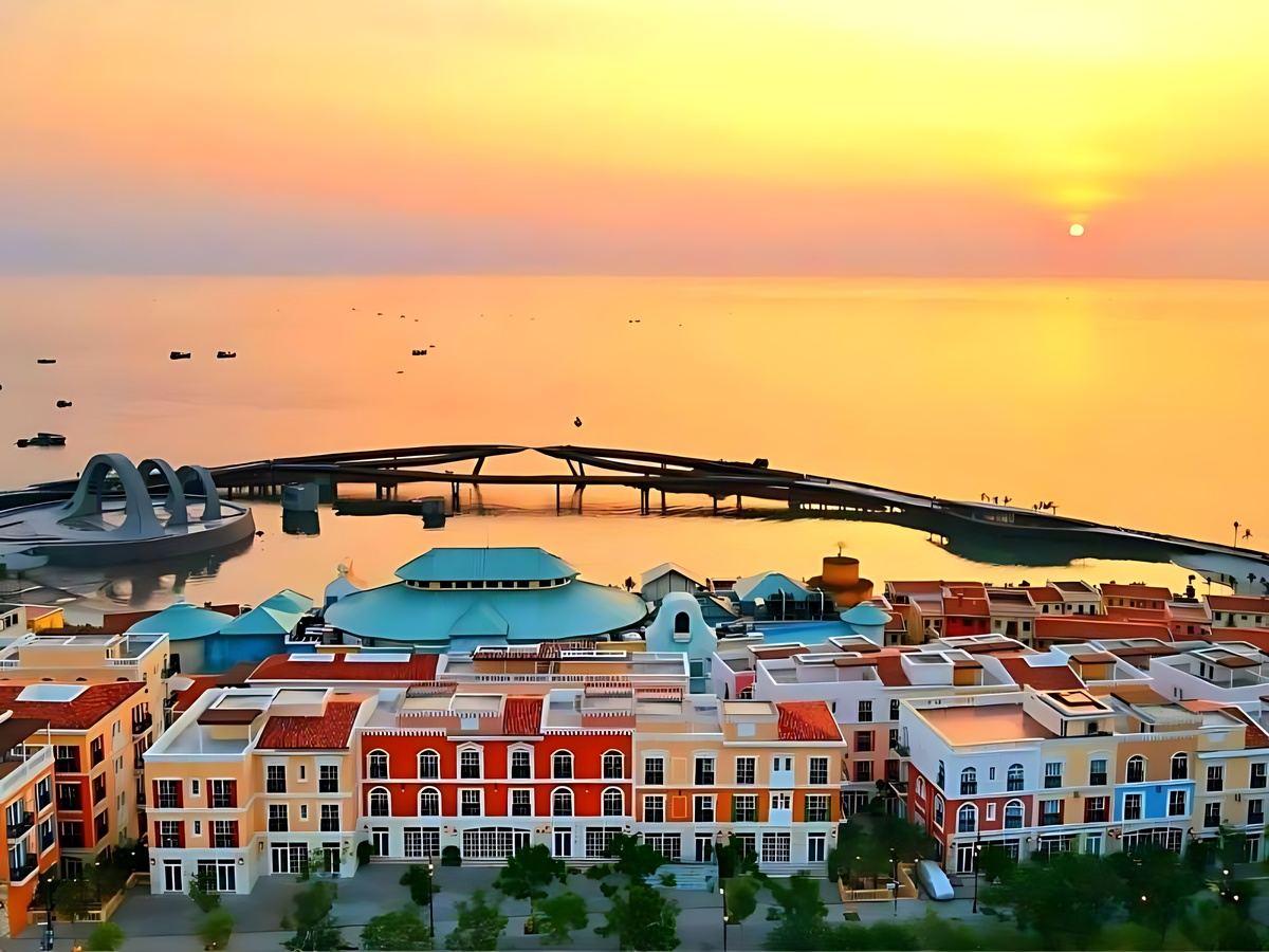 Cầu Hôn dưới ánh vàng của hoàng hôn bên biển.