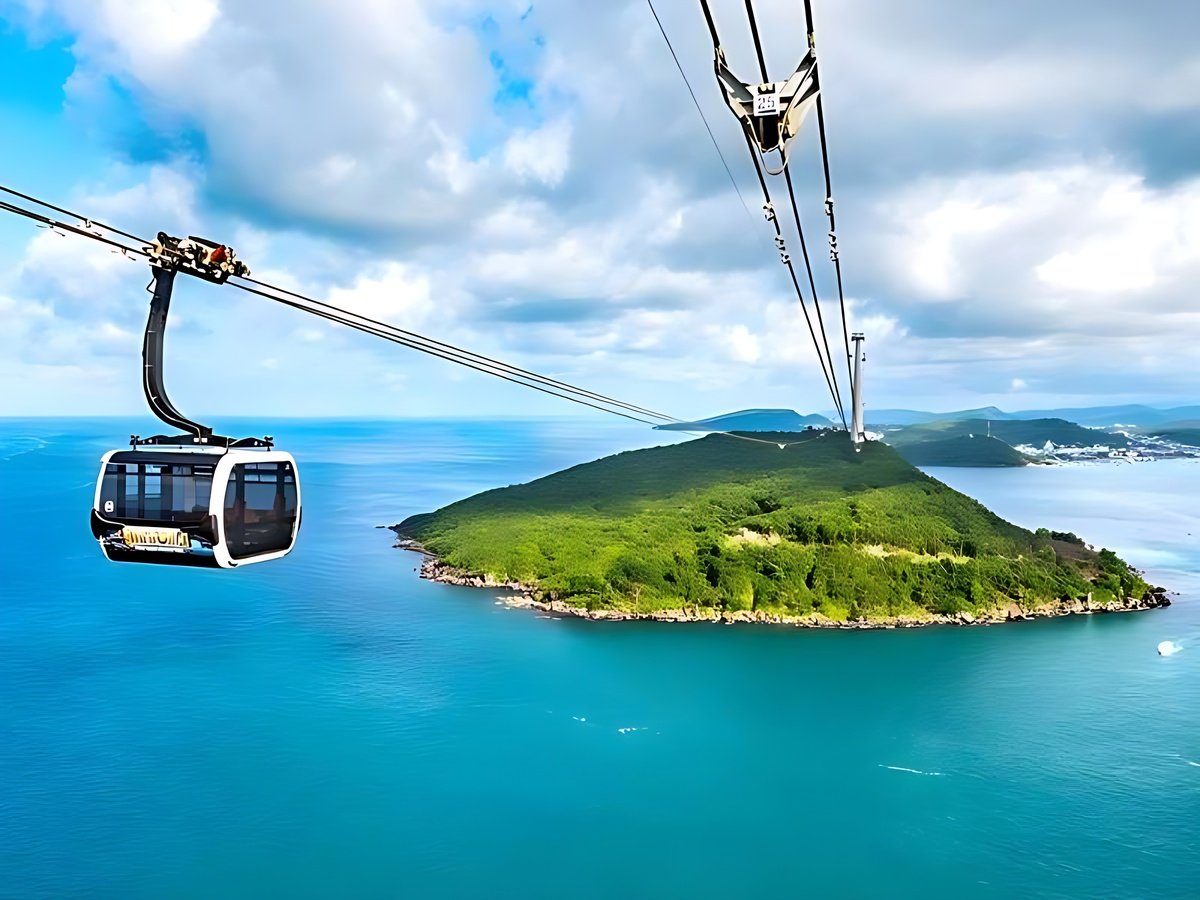 Ngồi ổn định trong cabin cáp treo Hòn Thơm để đảm bảo an toàn.