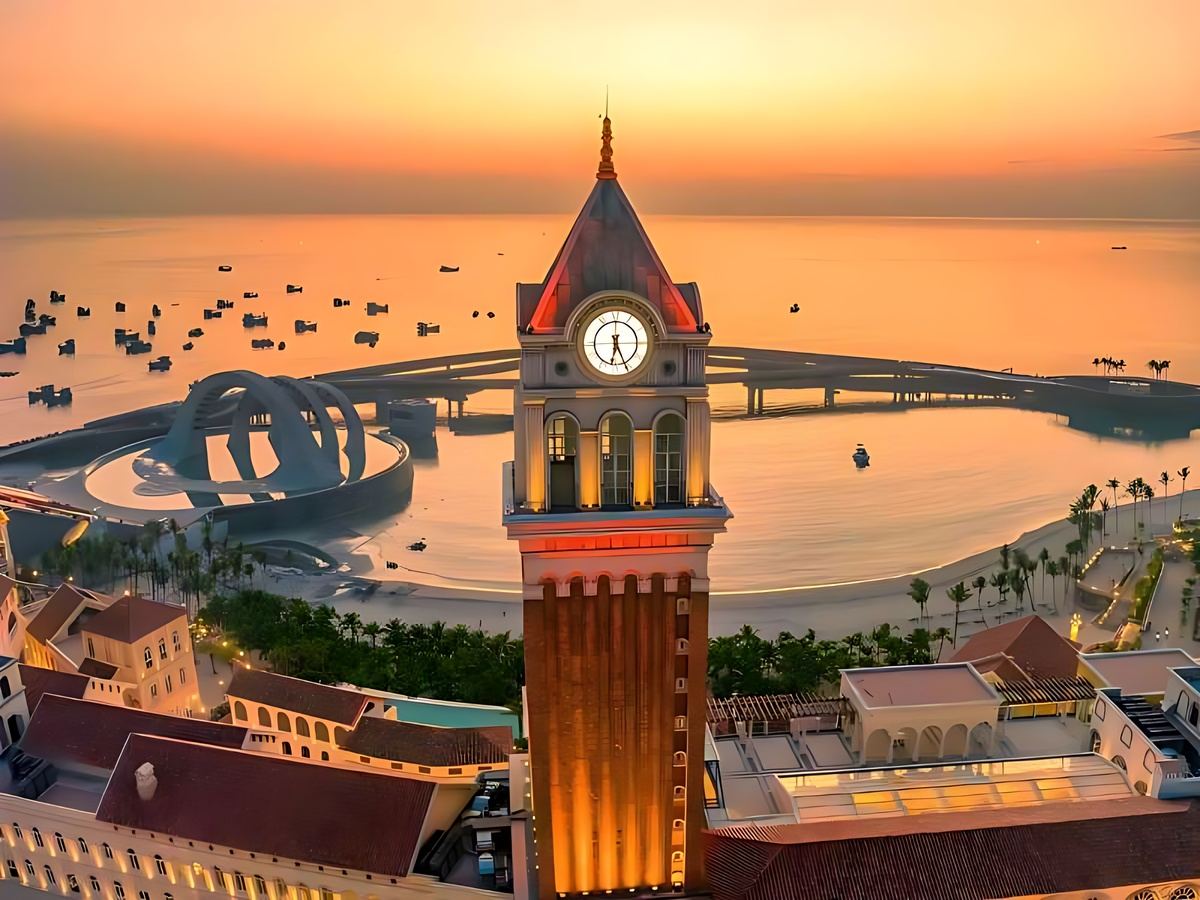 Sunset Town buổi tối nhộn nhịp ven biển đông du khách