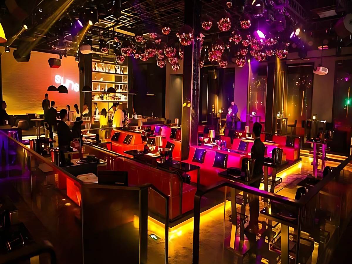 Bar lounge tại Sunset Town có nhạc DJ và không gian mở hướng biển.