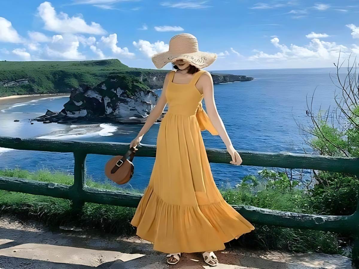 Trang phục khi du lịch Phú Quốc: Quần áo mỏng nhẹ, đồ bơi, kính mát và mũ rộng vành.