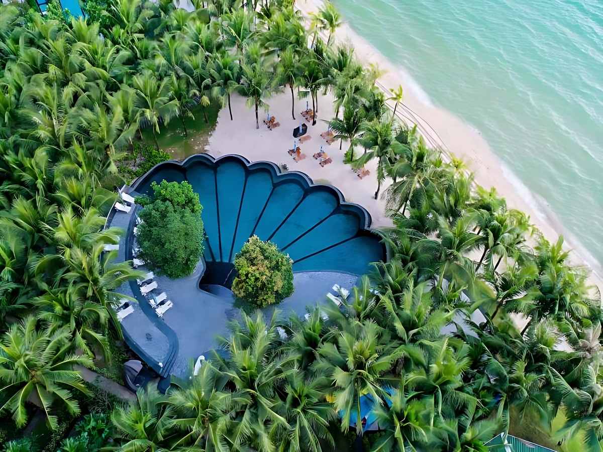 JW Marriott Phu Quoc Emerald Bay mang phong cách kiến trúc trường đại học giả tưởng độc đáo, kết hợp nghỉ dưỡng cao cấp.