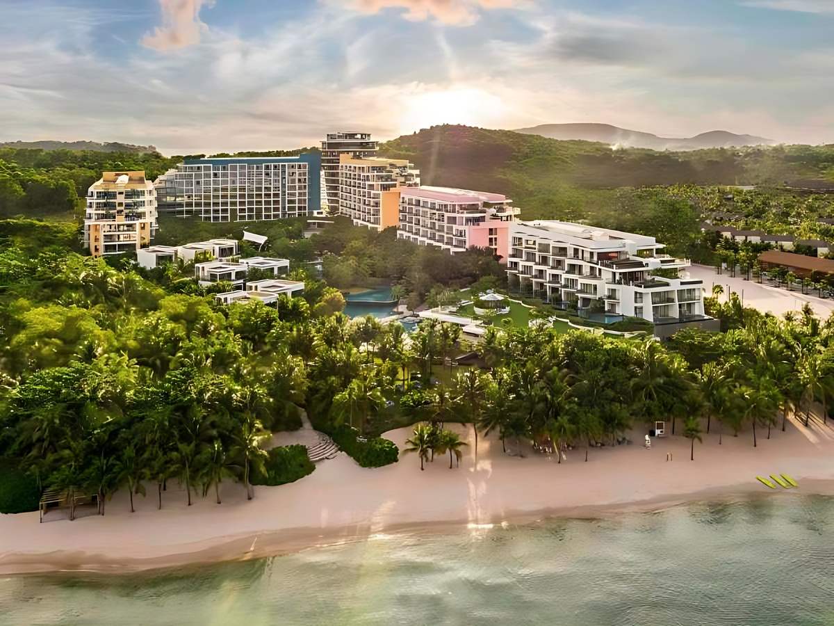 Premier Residences Phu Quoc Emerald Bay nổi bật với căn hộ tiện nghi, không gian rộng rãi và vị trí gần biển.