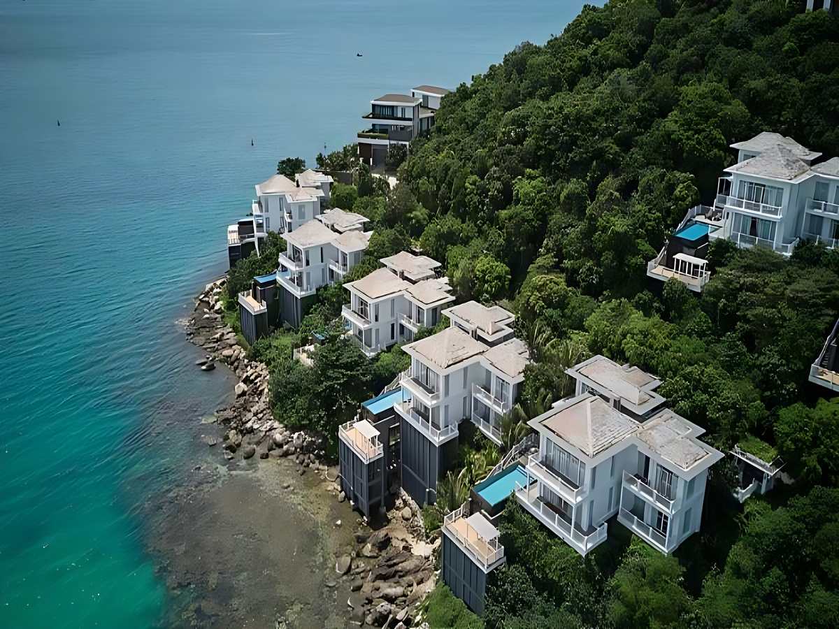 Premier Village Phu Quoc Resort tại Mũi Ông Đội sở hữu vị trí hai mặt biển, biệt lập và yên tĩnh.