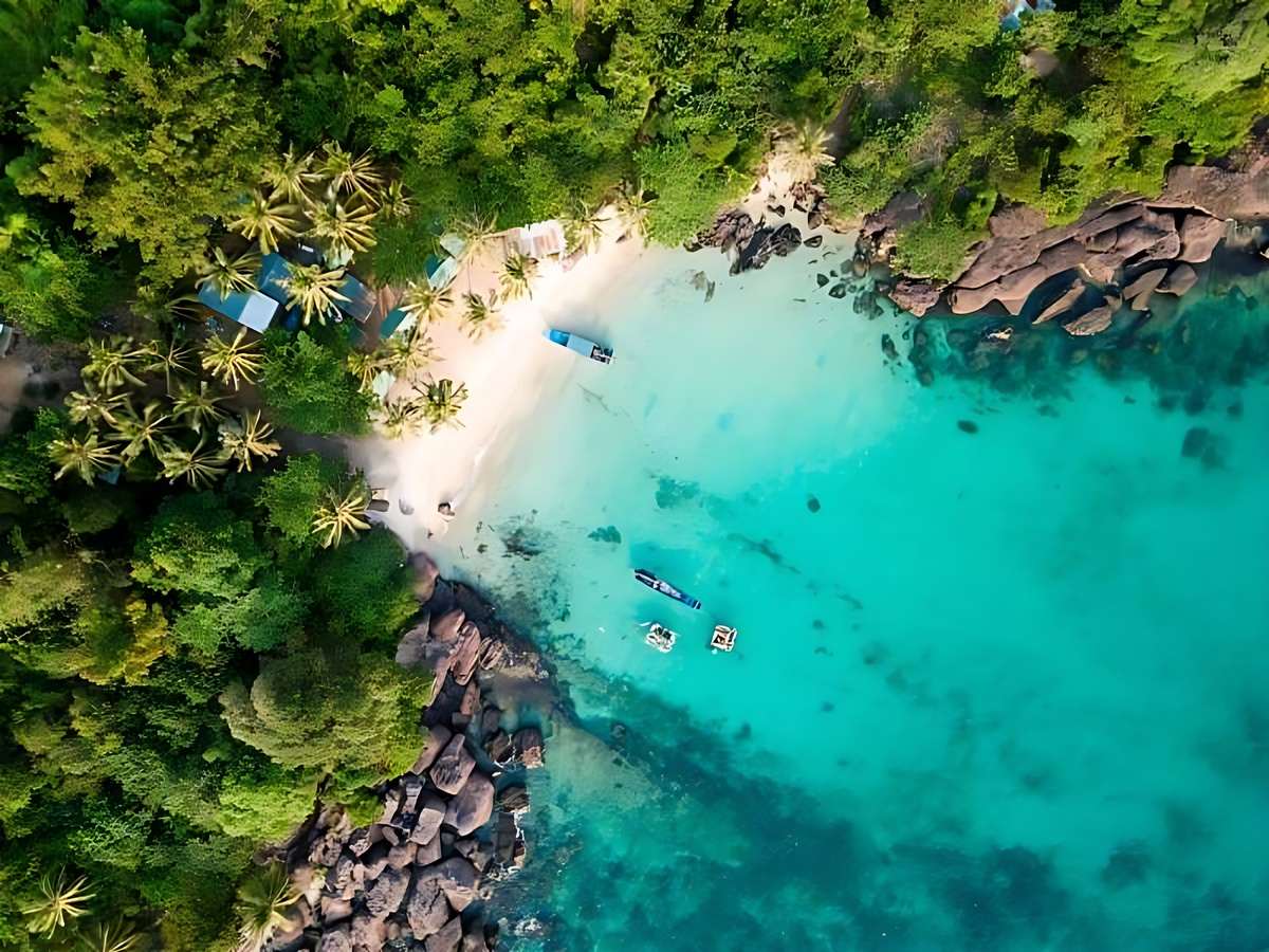 Hòn Móng Tay nổi bật với vẻ đẹp hoang sơ, thích hợp cho tour cano khám phá và trải nghiệm thiên nhiên.