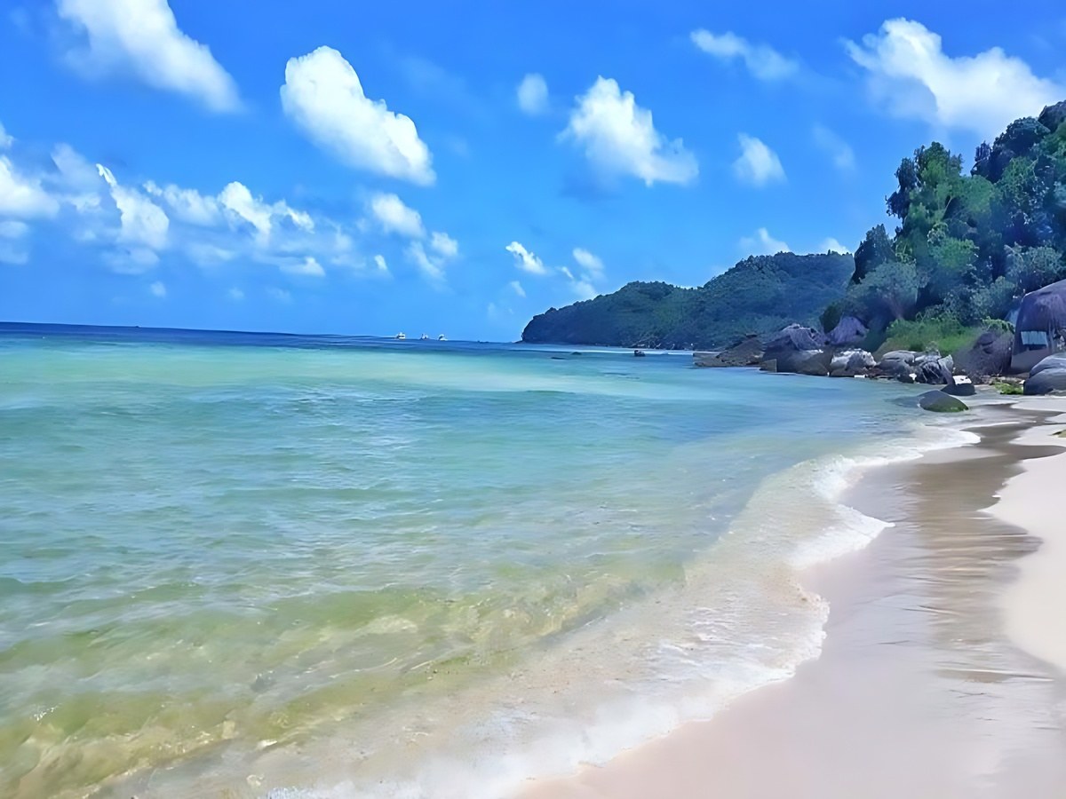 Bãi Sao Nam Đảo nổi tiếng với cát trắng mịn, biển xanh trong và không gian yên tĩnh.
