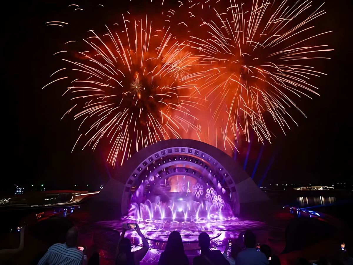 Hoạt động bắn pháo hoa hằng đêm kết hợp Show Kiss of The Sea và Cầu Hôn tạo điểm nhấn đặc biệt.