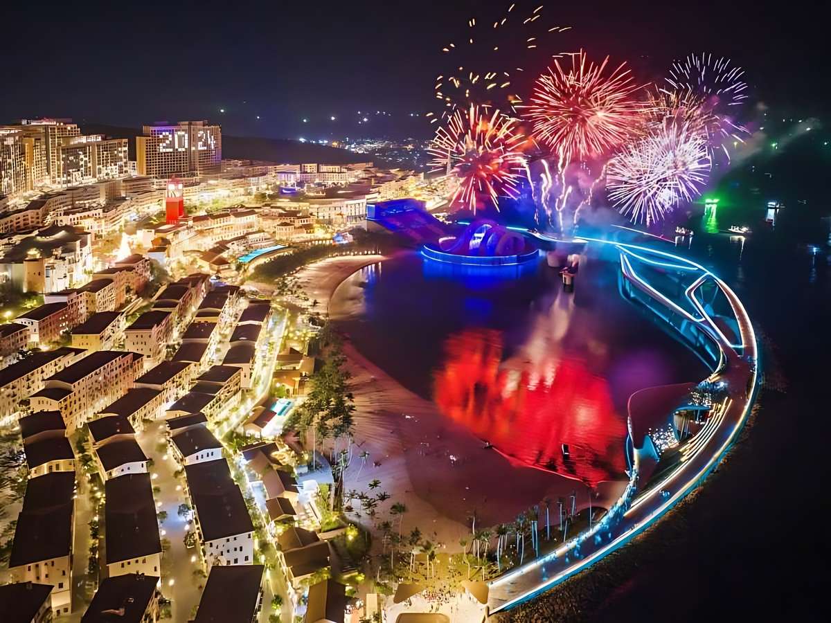 Show Kiss of The Sea Phú Quốc kết hợp ánh sáng, nhạc nước và pháo hoa.