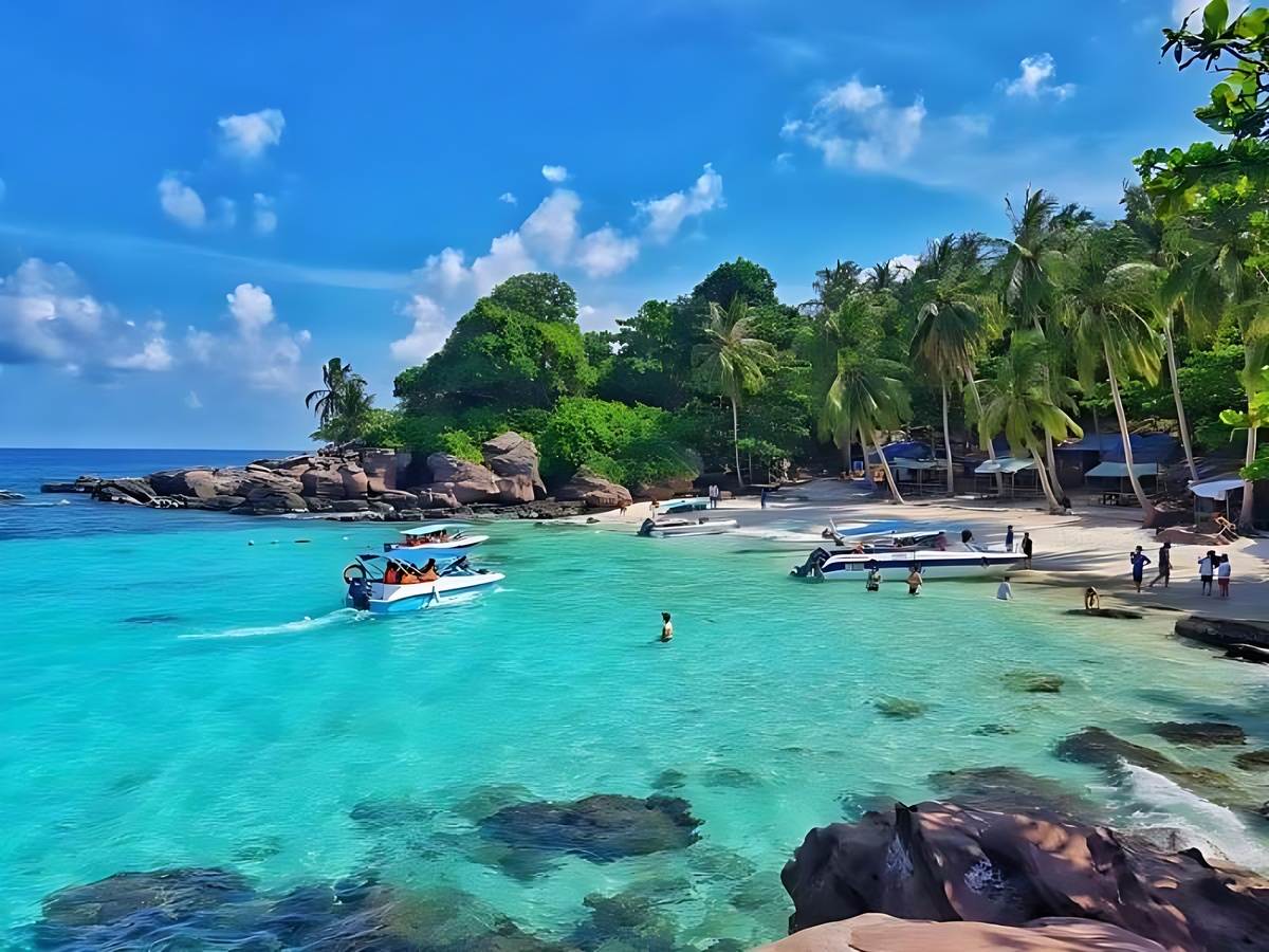 Hòn Móng Tay hoang sơ, nước xanh ngọc, yên bình, phù hợp chụp ảnh, bơi lội và thư giãn.