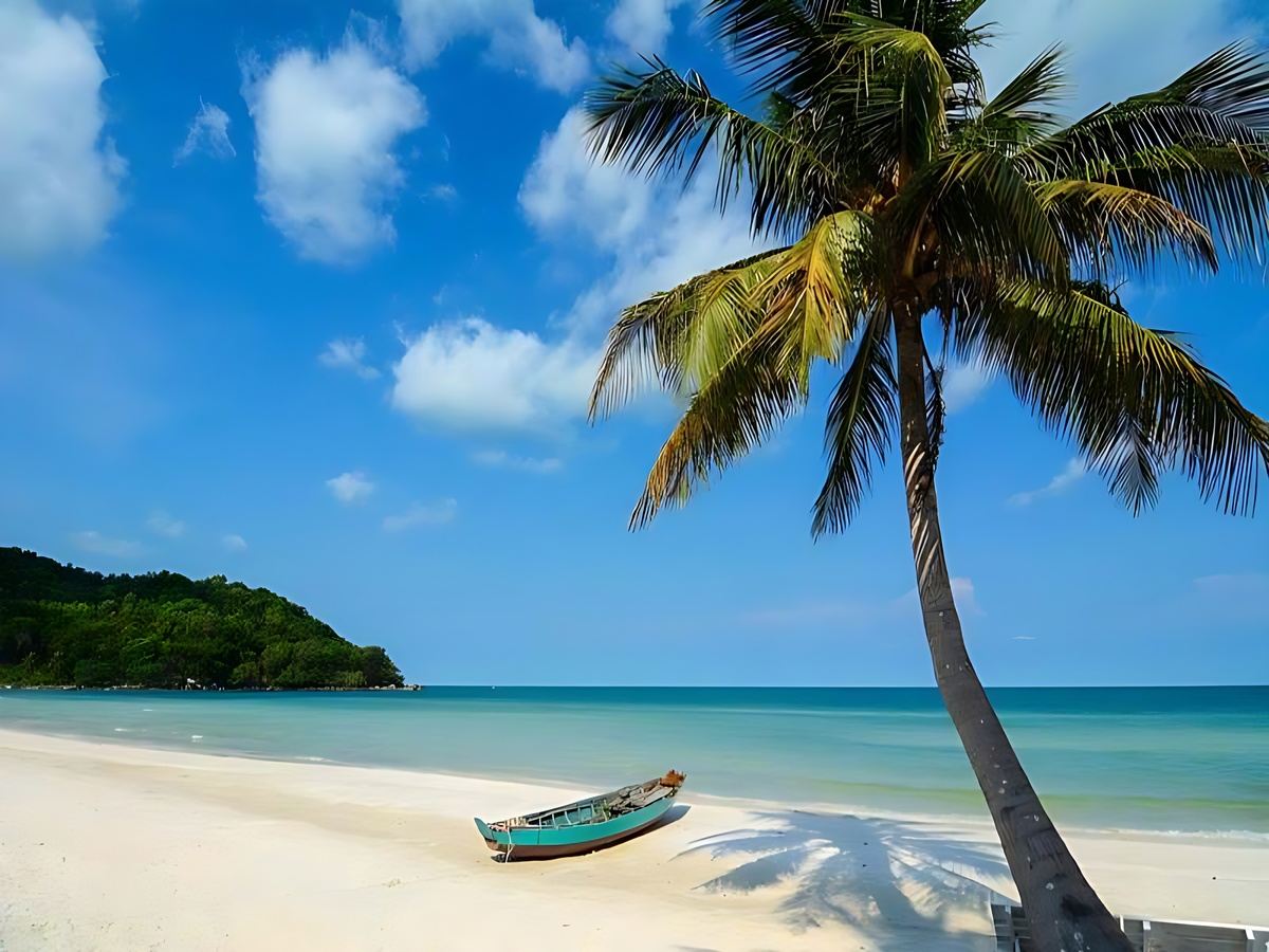 Bãi Sao Nam Đảo với cát trắng mịn, nước xanh trong, không gian yên tĩnh thư giãn.
