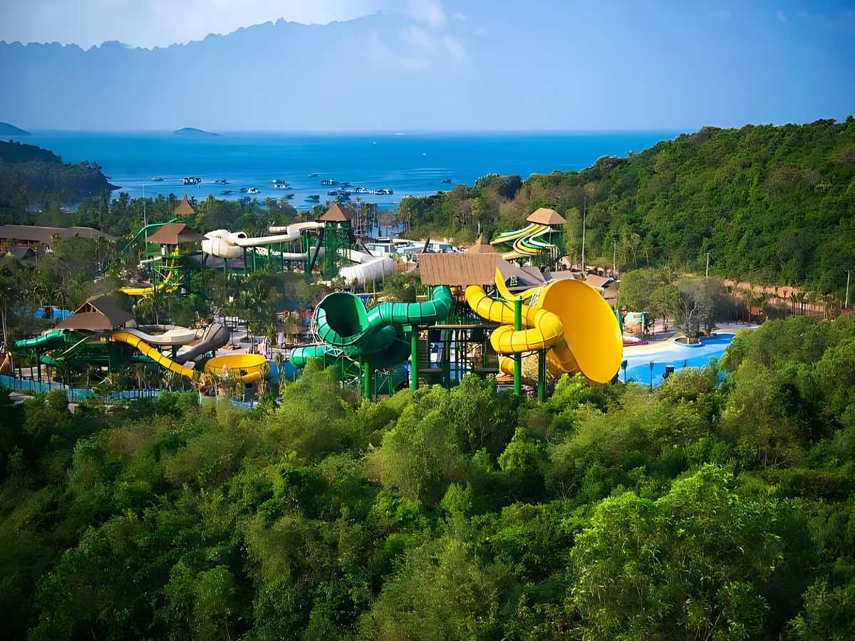Sun World Hon Thom ở Nam Đảo nổi bật với công viên nước Aquatopia hiện đại, thu hút đông du khách.