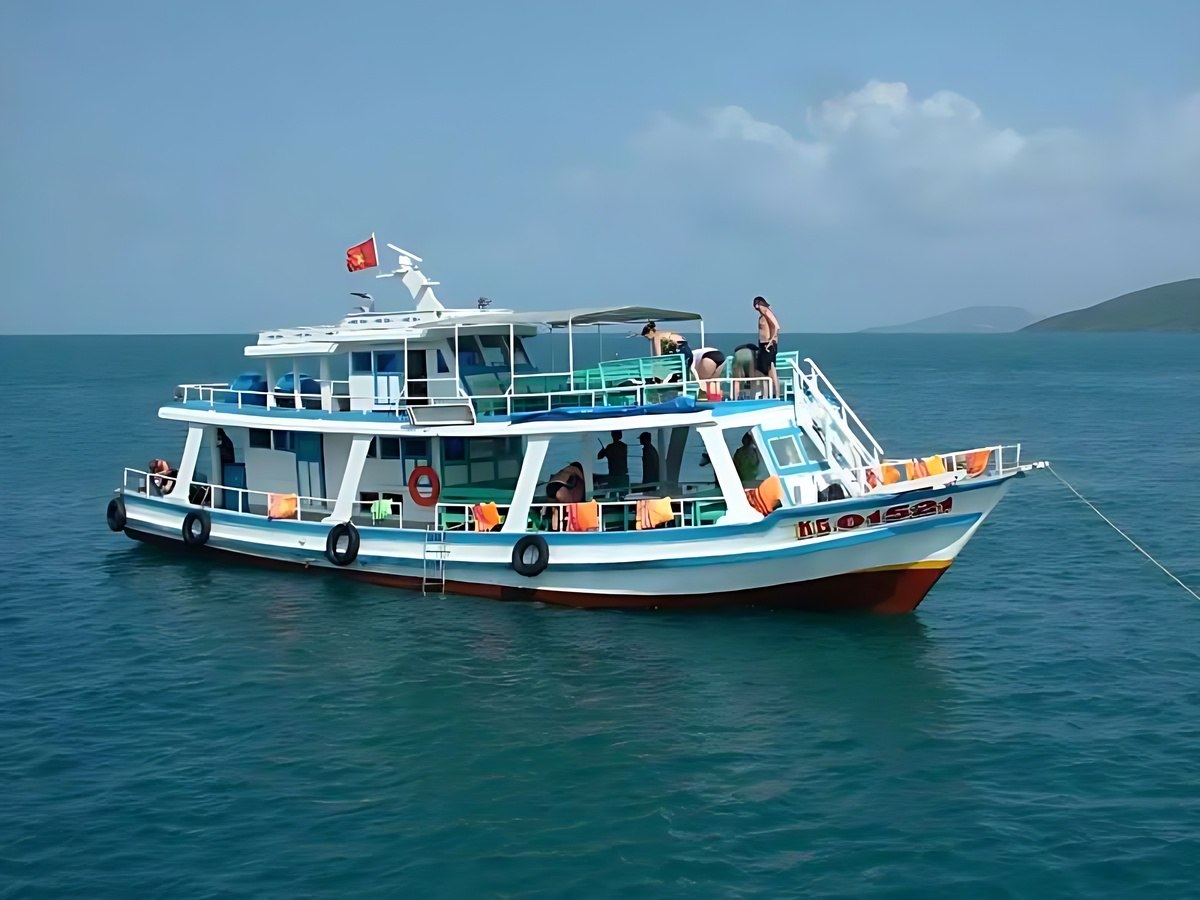 Du khách tham gia tour câu mực đêm Phú Quốc, lên tàu ra khơi và trải nghiệm đánh bắt cùng ngư dân.