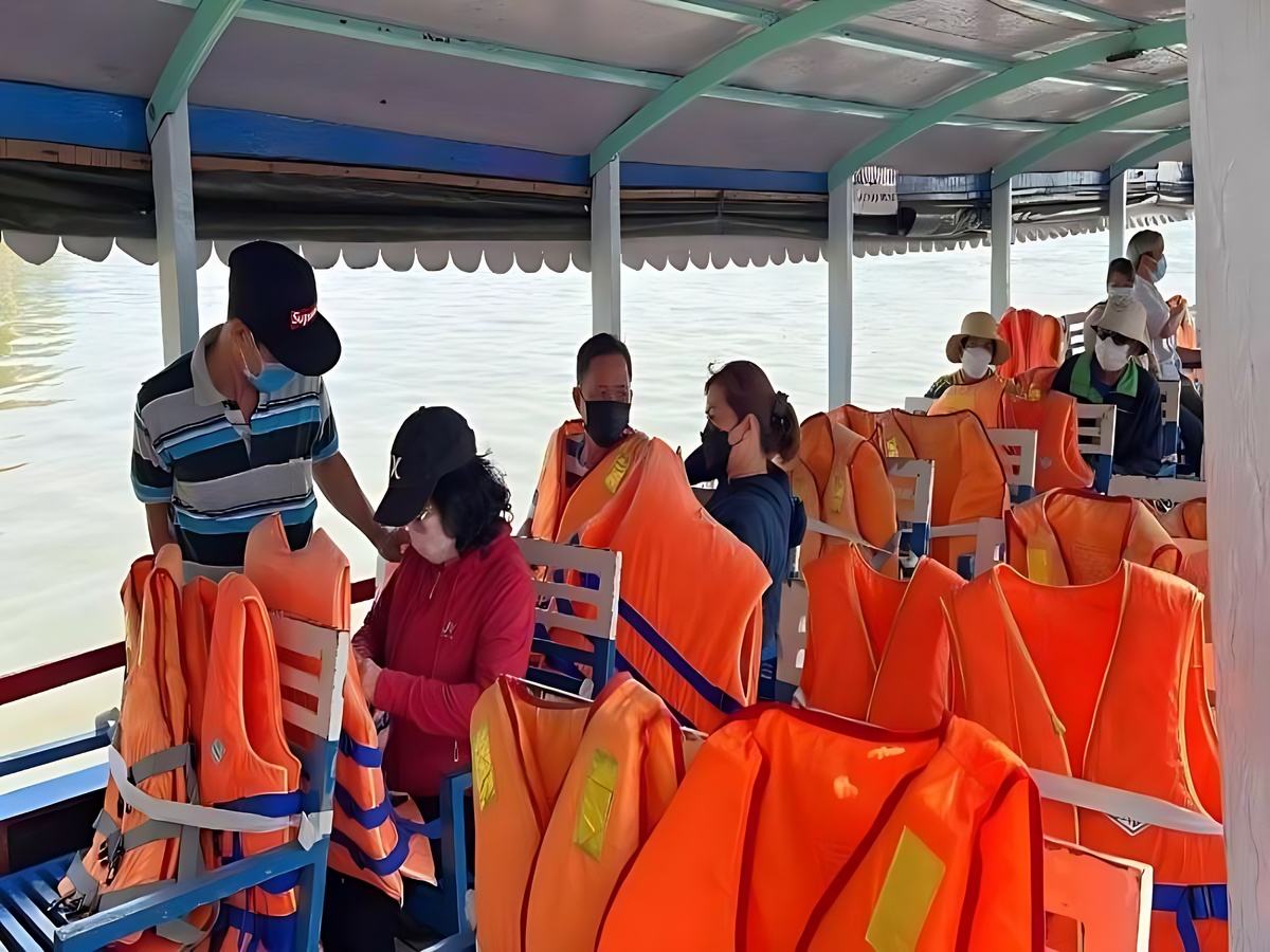 Tour câu mực đêm Phú Quốc với áo phao và hướng dẫn viên đảm bảo an toàn cho du khách.